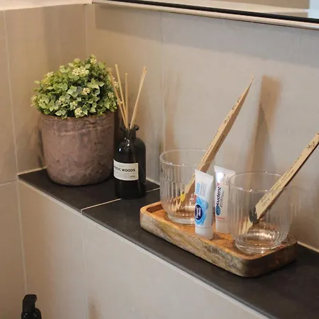 R B Apartment Hamburg Duo - perfekt für Monteure - Küchenzeile - Smart TV - Bad mit Toilette und Dusche auf dem Flur gegenüber des Zimmers zur Alleinnutzung-3